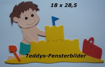 Kind baut Sandburg